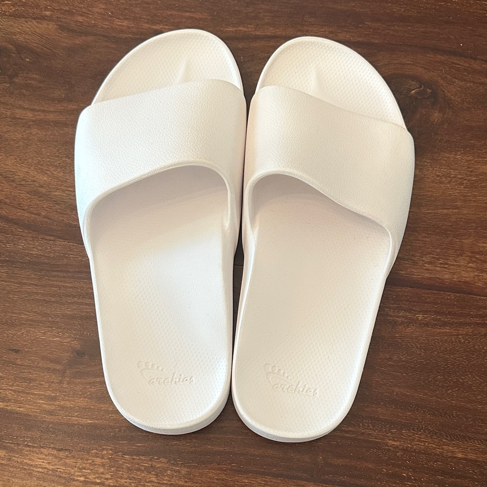 Archie’s white Slide Sandals ( NEW )